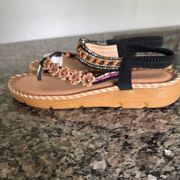 Kinlida Embellished Black and Tan Sandals NWOT 9 - Picture 6 of 10